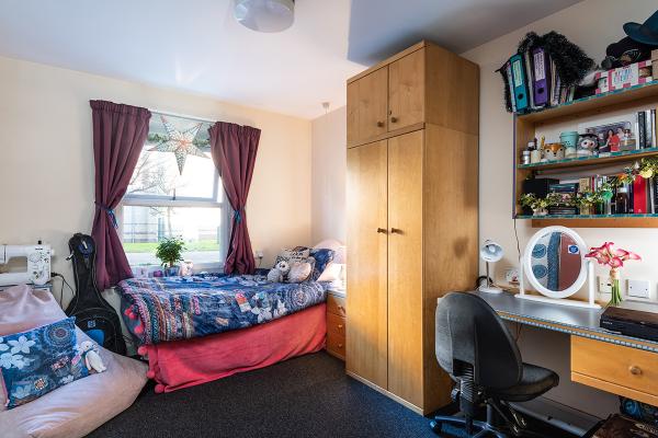 A band 3 ensuite bedroom in Alcuin College. Example room layout. Actual layout and furnishings may vary. 